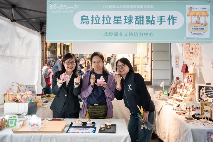 林奕華副市長及姚淑文局長與婦女合照