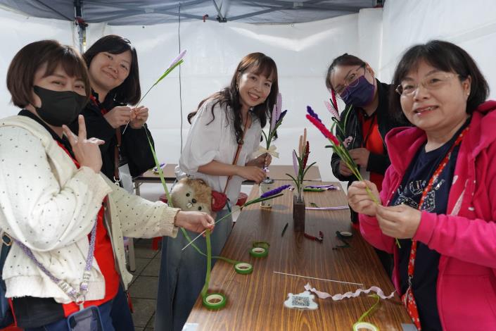 婦女扭棒花體驗