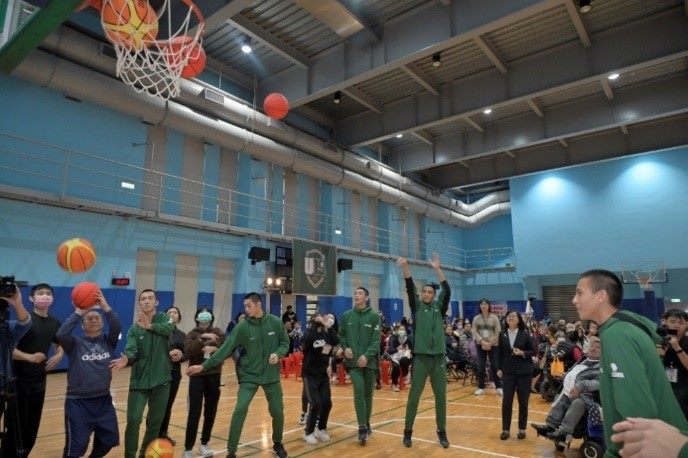 Deputy Mayor Lin, Yi-Hua kicks off the game and Taipei Municipal Song-Shan Senior High School's basketball team shoot baskets with people