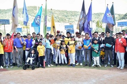 Group photo taken before the opening of the 7th Little League Challenger