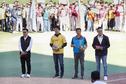 Mayor Chiang Wan-an threw the ceremonial first pitch as a special guest