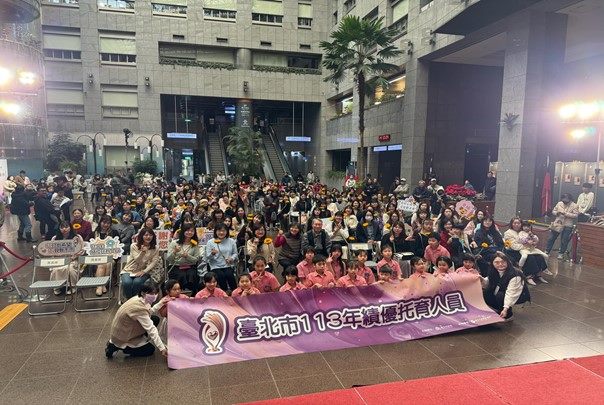 The Department of Social Welfare, Taipei City Government, presented each awardee with a sunflower, symbolizing vitality and warmth