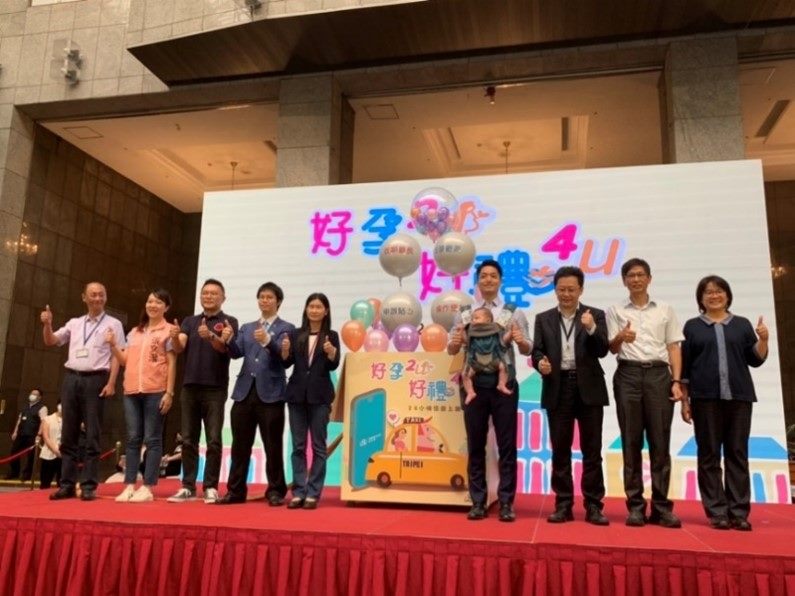 Taipei City Mayor Chiang Wan-an led the heads of relevant departments to jointly announce the launch of the Maternity Taxi Service subsidy