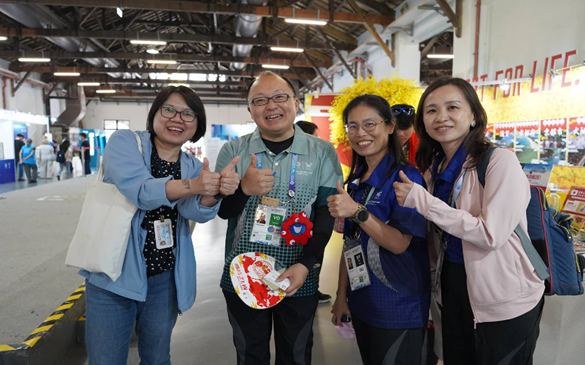 Group photo of the Commissioner of the Department of Social Welfare (first from left) and Shinkai Asahi (second from left)