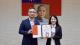 臺北市政府114年6月20日治安會報臺北市副市長張溫德（左）頒發關懷提問、攔阻詐騙有功行員2