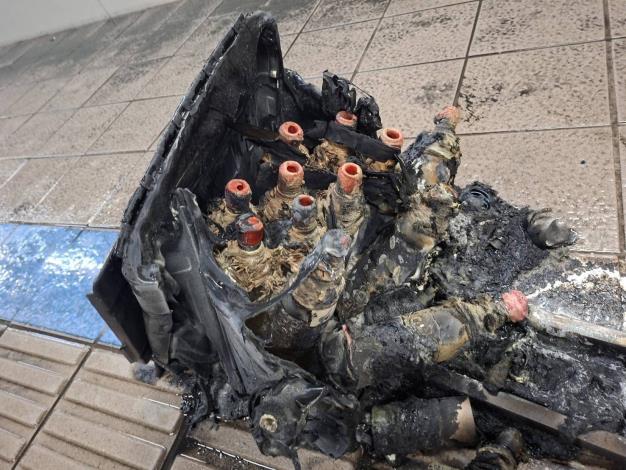 北車犯嫌置於推車內的玻璃瓶汽油彈及煙霧彈，目前已燒毀。