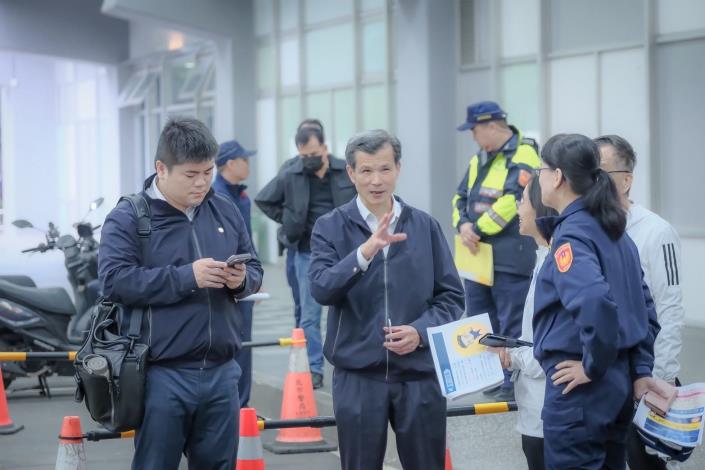 警察局長與體育局長視察台北馬安全維護情形