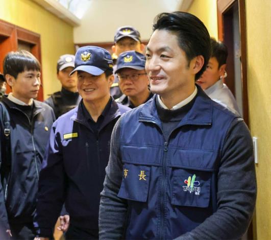 臺北市政府警察局局長林炎田(左)