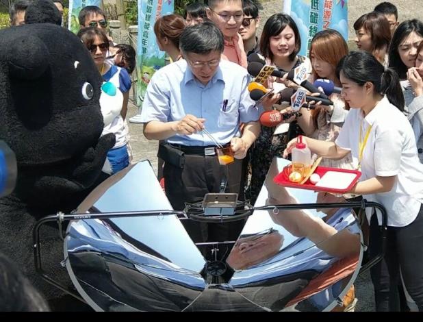 柯市長體驗太陽能爐煎蛋1.jpg