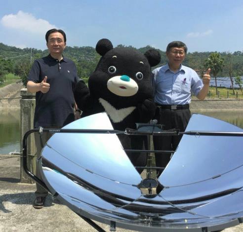 柯市長劉局長熊讚於太陽能爐前合照.jpg