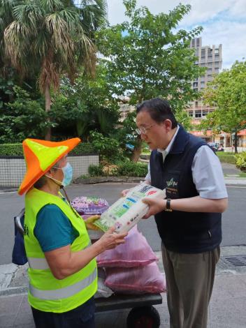 端午節前夕，臺北市環保局長劉銘龍探訪、致贈端午賀禮予資收個體戶張女士，溫馨送暖