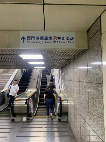 捷運西門站禁菸宣導標示