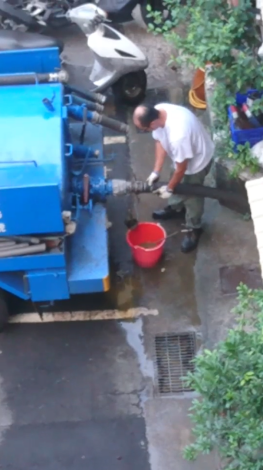 民眾檢舉「大江衛生工程有限公司」於北市萬華區國興路一帶違法傾倒水肥2