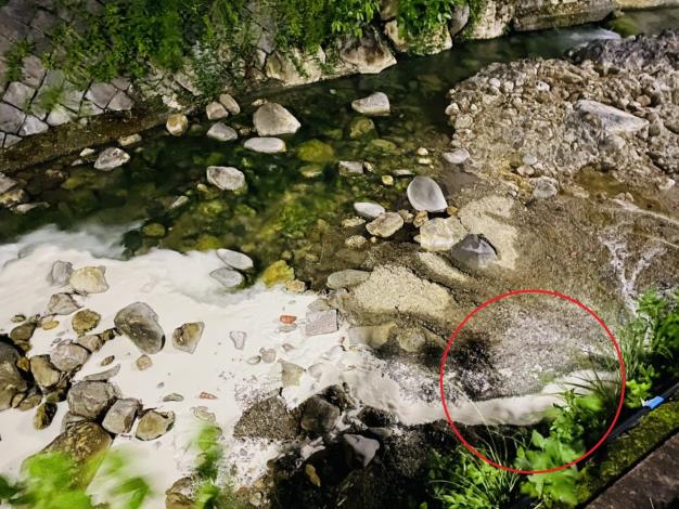 北投溪遭熱海溫泉大飯店排放廢水污染，環保局迅速查獲開罰(照片由民眾提供)1