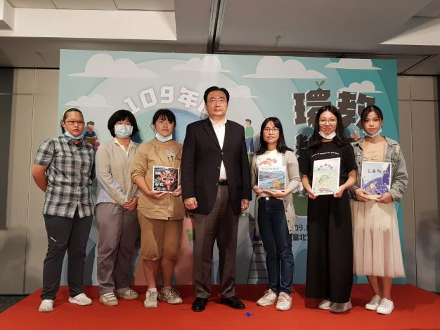 北市環保局今（16）日舉行年度環境教育成果發表會《環教饗宴》，展出多樣化環境教育成果，並由局長劉銘龍頒發獎狀獎金給臺北環教繪本4件獲獎作品作者