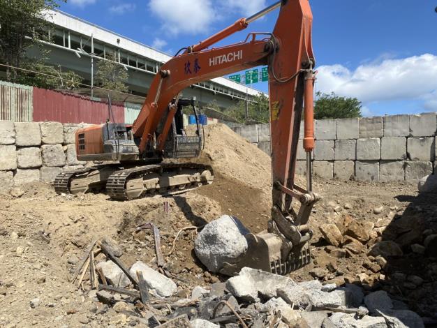 臺北市環保局查獲玖泰工程公司於北投區空地非法處理營建廢棄物2