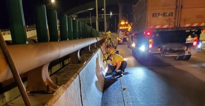 清潔隊員執行高架道路洩水孔清疏作業2
