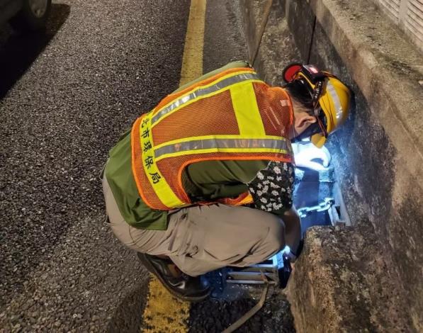 清潔隊員執行高架道路洩水孔清疏作業1