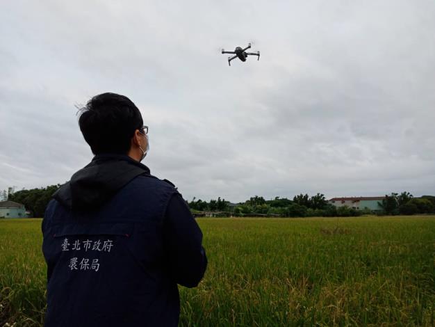 操縱無人機空中拍攝追蹤露天燃燒