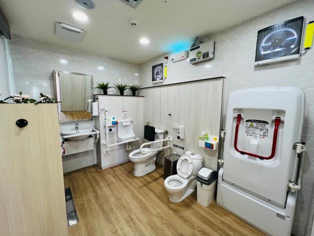 環保局在主燈區旁設置「多功能全齡化親善流廁車」(2)