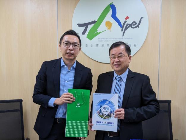 環保局長吳盛忠致贈「臺北市2050淨零行動白皮書」給歐洲商會低碳倡議行動副主席余泳濤