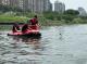 台北市海上救生協會水環境巡守隊特別出動橡皮艇參與淨溪活動