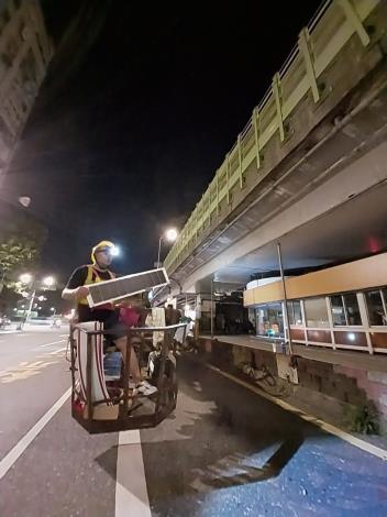 建國高架橋隔音牆附掛可撓式太陽能板施作情形2