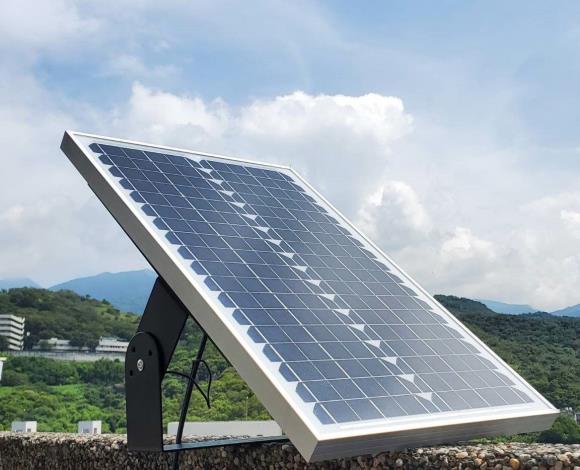 移動式水質感測器搭配的太陽能板