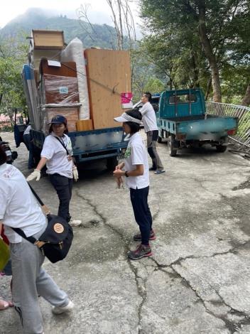 民間團體台北效力志工團協助將再生家具送至南投縣受災戶家中