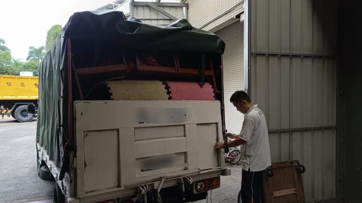 臺北市環保局再生家具上貨車準備出發送往南投縣受災戶家中