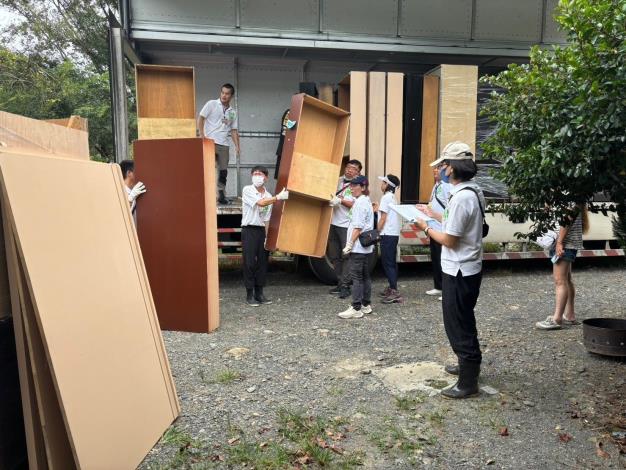 民間團體台北效力志工團協助將再生家具組裝完成