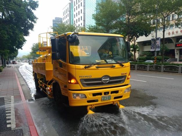 圖2、因應境外空污，臺北市環保局加強道路灑水