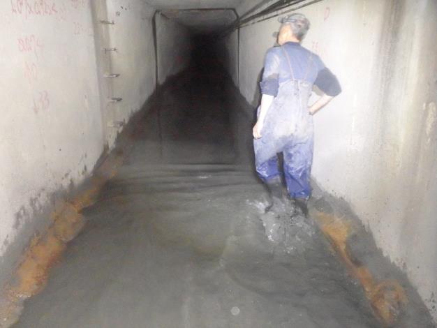 環保局溝渠隊人員檢視雨水涵管追蹤污染源