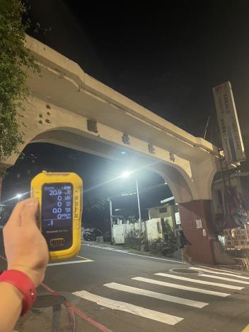 北市環保局稽查大隊晚間於興隆社區測量空氣品質