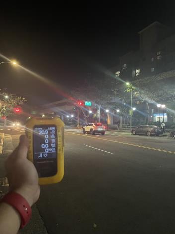 北市環保局稽查大隊昨晚於萬和街（萬芳社區捷運站）測量空氣品質