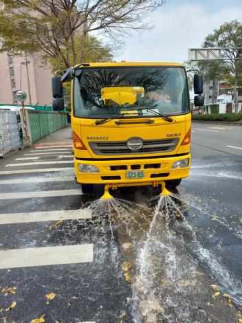 北市環保局灑水車於萬華區執行道路抑制揚塵作業