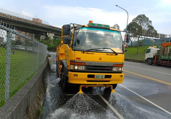 北市環保局灑水車於南港區執行道路抑制揚塵作業