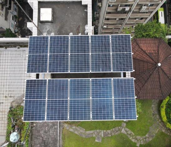 翠亨村名廈社區申請補助設置太陽能及風能發電設備，年節省電費約9萬元。1