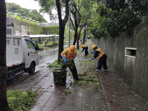 照片2-3：臺北市環保局動員人力加速清掃落葉2_0