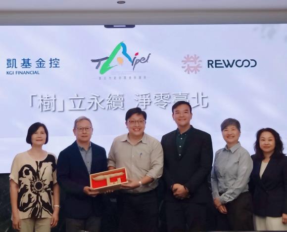 臺北市環保局局長徐世勲致贈廢樹枝幹製成的文昌筆給中華開發金控