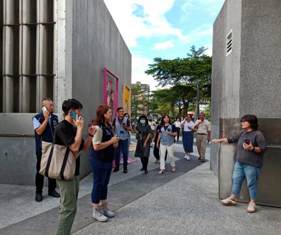 今天表揚活動也邀請光能里陳靜筠里長帶大家走訪社區，分享低碳永續作為-3