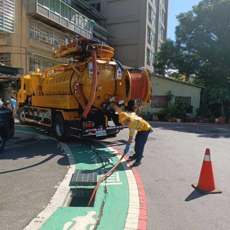 因應熱帶性低氣壓，臺北市環保局利用沖吸兩用清溝車加強側溝清疏.JPG
