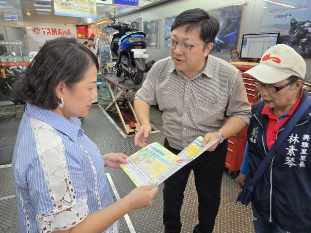 臺北市環保局局長徐世勲向商家宣導自主維護環境,一起讓菸蒂不落地1