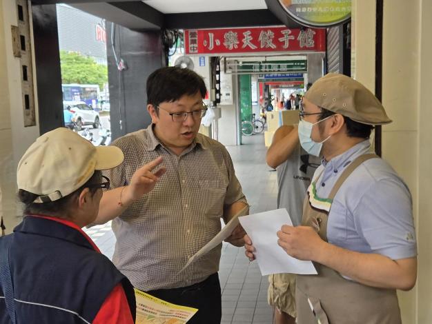 臺北市環保局局長徐世勲向商家宣導自主維護環境,一起讓菸蒂不落地3