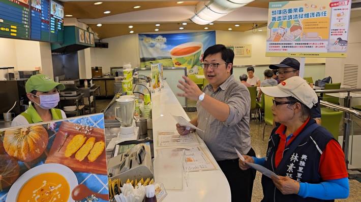 臺北市環保局局長徐世勲向商家宣導自主維護環境,一起讓菸蒂不落地2