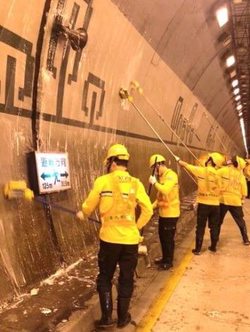 臺北市環保局清潔隊執行隧道牆面清洗作業