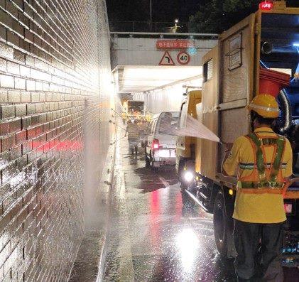 臺北市環保局清潔隊執行車行地下道牆面清洗作業
