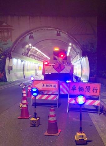 臺北市環保局於牆面清洗作業路段入口處設置緩撞車警示