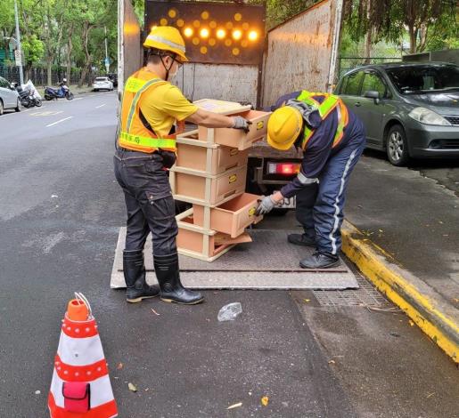 照片二:北市清潔隊員搬運大型廢棄物時會檢查是否有貴重物品遺留
