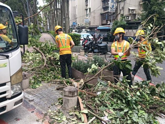 照片六：臺北市清潔人員進行災後復舊作業-6